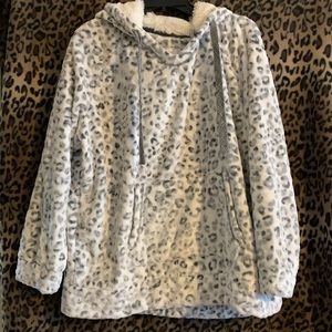 Cozy plush pullover with drawstrings and hoodie in grey and white